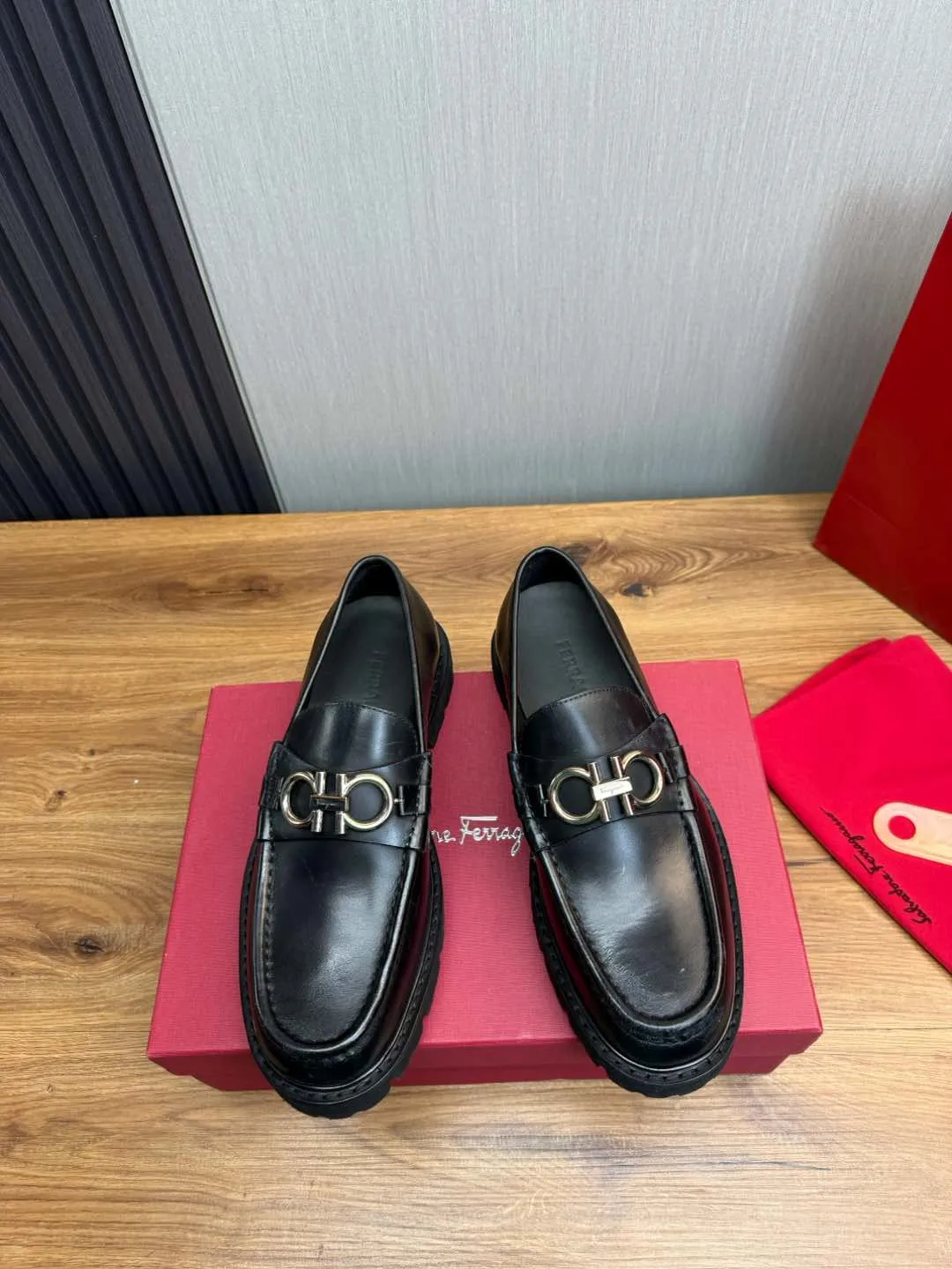 Men's shoes 💰880💰 Ferragamo. [Ferragamo] men's thick-soled loafers, the latest hot style, 1:1 original purchase quality, top quality, imported open-edge beaded cowhide leather on the upper, hand-made three-dimensional stitching highlights the round toe design, the inner foot pads are all imported cowhide, with original lightweight foam outsole, matching code 39-44, (38, 45 custom-made, non-refundable)